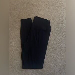 Buffbunny Rosa Scallop legging in onyx black 
Size medium